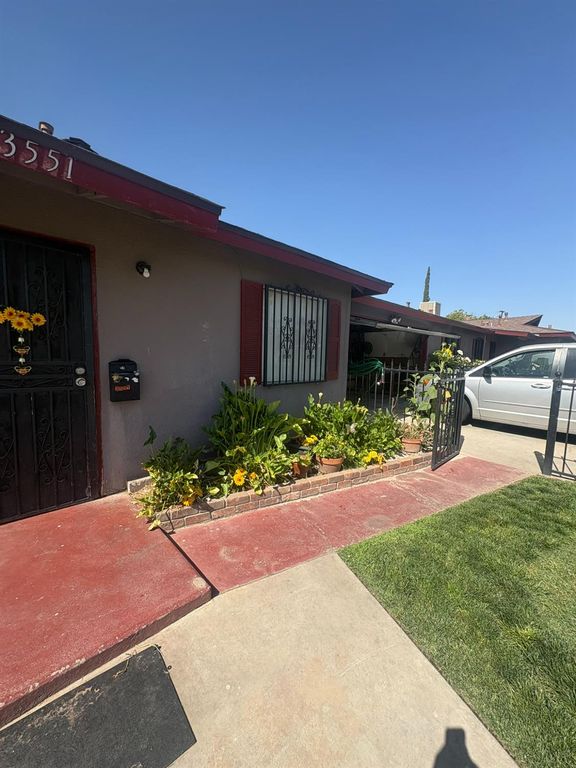 Image 9 of property listing at 3555 E Mckinley Avenue, Fresno, CA 93703