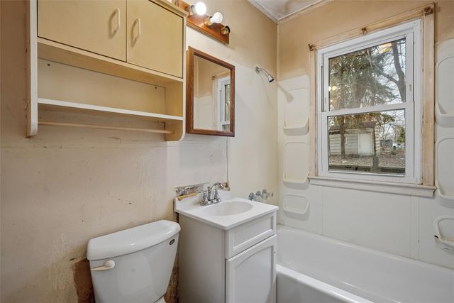 1312 E 27th Court, Des Moines, IA 50317