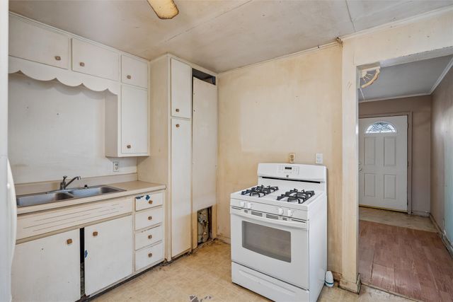 1312 E 27th Court, Des Moines, IA 50317