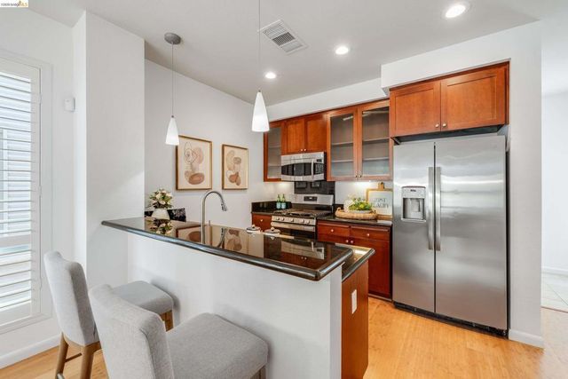6466 Hollis St 334, Emeryville, CA 94608