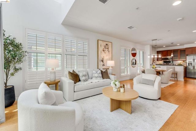 6466 Hollis St 334, Emeryville, CA 94608