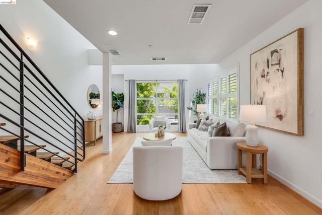 6466 Hollis St 334, Emeryville, CA 94608