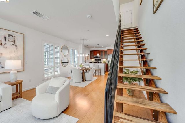 6466 Hollis St 334, Emeryville, CA 94608