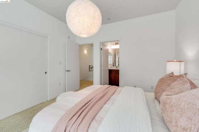 6466 Hollis St 334, Emeryville, CA 94608