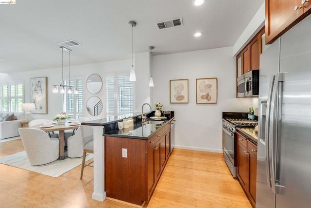 6466 Hollis St 334, Emeryville, CA 94608