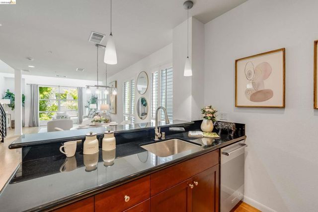 6466 Hollis St 334, Emeryville, CA 94608