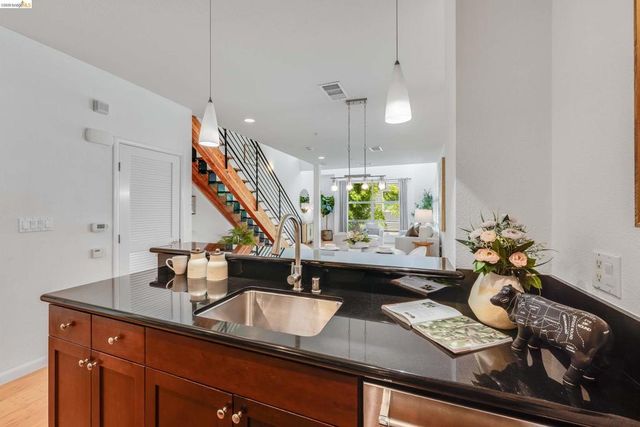 6466 Hollis St 334, Emeryville, CA 94608
