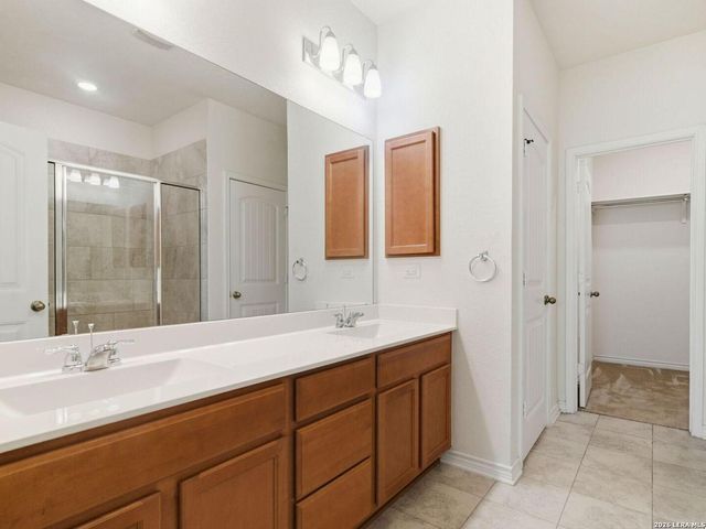 205 LONE FALLS DR, Universal City, TX 78148