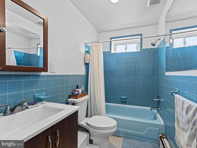 233 E SLOCUM ST, Philadelphia, PA 19119