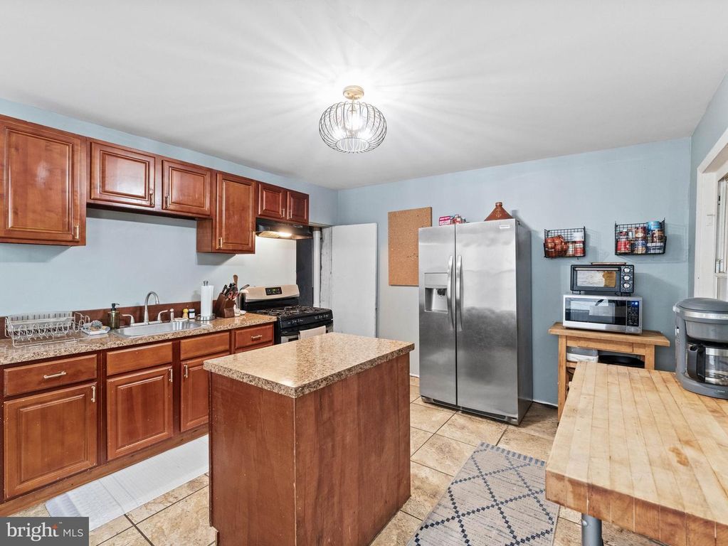 233 E SLOCUM ST, Philadelphia, PA 19119