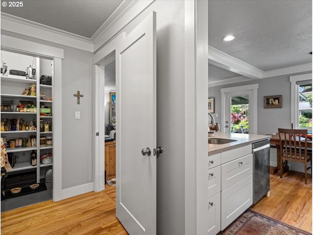 6025 CARMAN Dr, Lake Oswego, OR 97035
