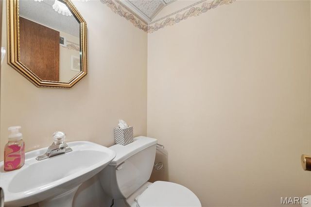 9835 Ridgely Lane, St Louis, MO 63123