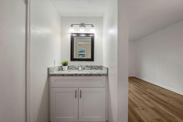 1701 Upland Drive 114, Houston, TX 77043