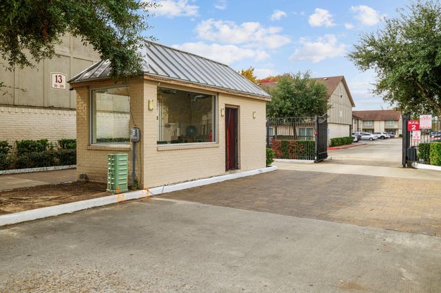 1701 Upland Drive 114, Houston, TX 77043