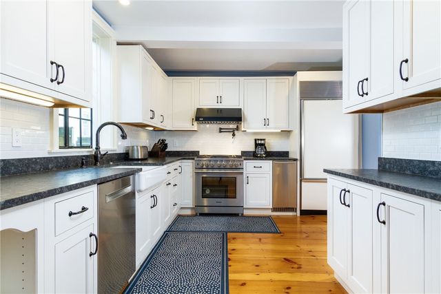 26 Thames Street, Newport, RI 02840