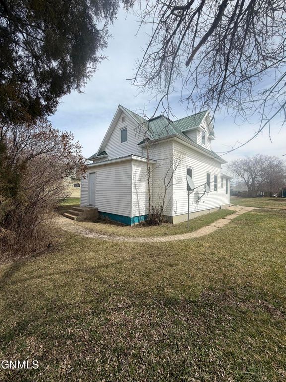 402 1st Street NW, Crosby, ND 58730