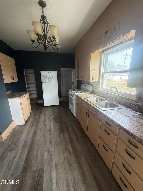 402 1st Street NW, Crosby, ND 58730 photo 3