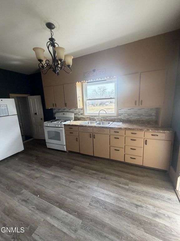 402 1st Street NW, Crosby, ND 58730 photo 4