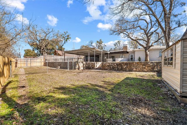 420 Lake Louise Court, Fort Worth, TX 76103