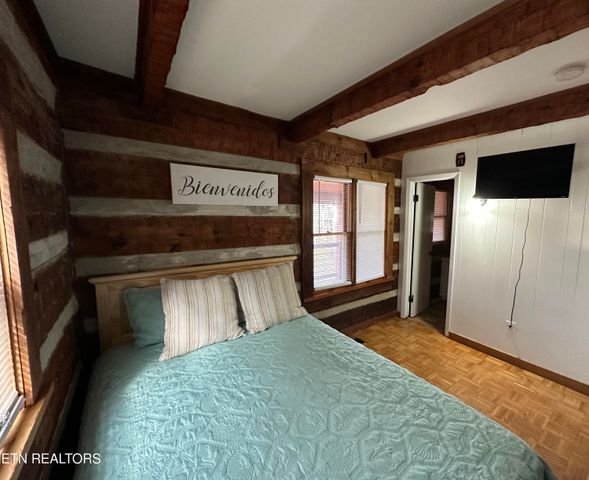 1129 Peninsula Rd, Sevierville, TN 37876