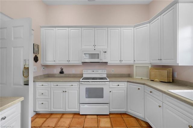 494 Chatham CIR, Naples, FL 34110