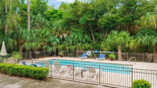 494 Chatham CIR, Naples, FL 34110