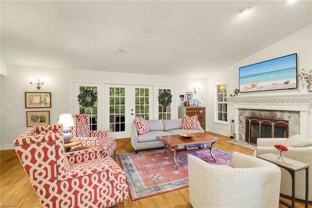 494 Chatham CIR, Naples, FL 34110