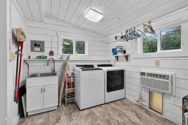 379 Northeast Morningside Lane, Abingdon, VA 24210