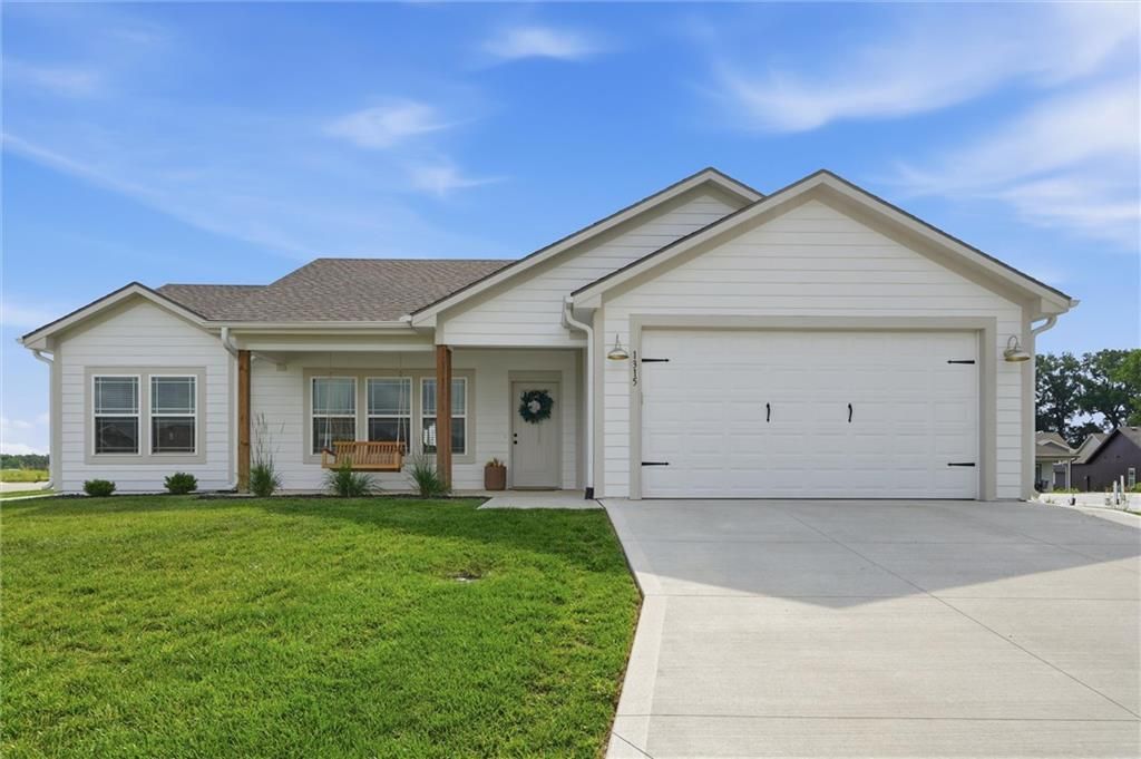 1315 NE Redwood Court, Oak Grove, MO 64075