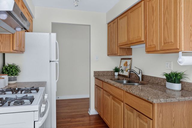 1188 Royal Glen Drive 311, Glen Ellyn, IL 60137