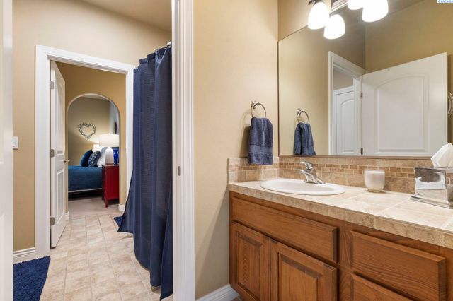 403 Cherry Blossom Loop, Richland, WA 99352