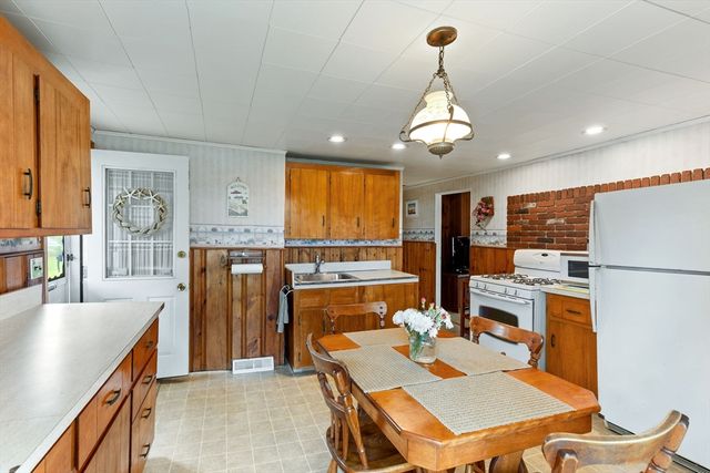 86 Highland Shores Dr, Wareham, MA 02571