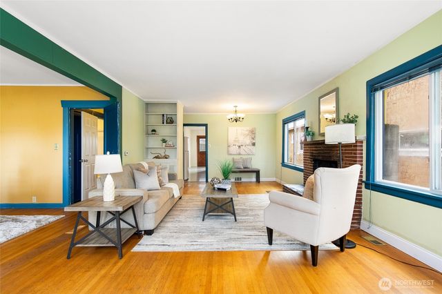 5046 35th Avenue NE, Seattle, WA 98105