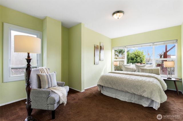 5046 35th Avenue NE, Seattle, WA 98105