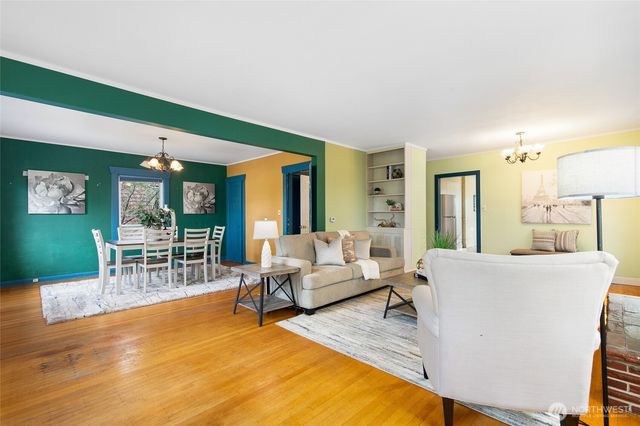 5046 35th Avenue NE, Seattle, WA 98105