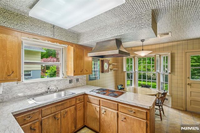 188 Charlotte Place, Englewood Cliffs, NJ 07632