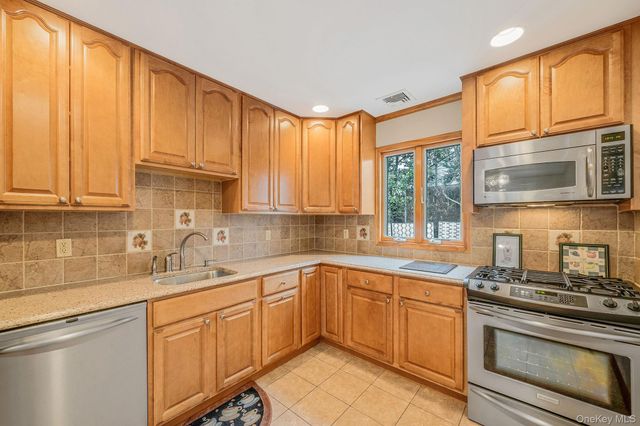 1760 Slocum Street, Hewlett, NY 11557