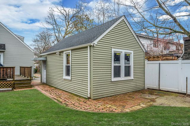 1760 Slocum Street, Hewlett, NY 11557