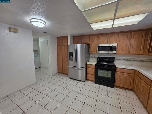 2581 El Portal Dr C, San Pablo, CA 94806