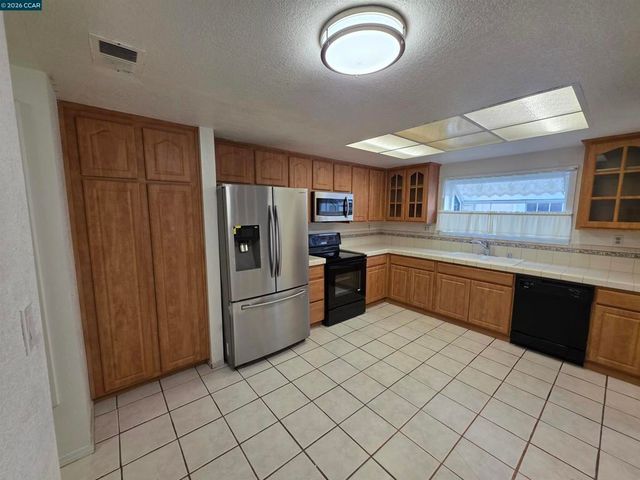 2581 El Portal Dr C, San Pablo, CA 94806