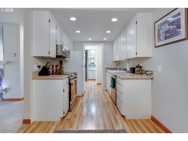 45 EAGLE CREST Dr 311, Lake Oswego, OR 97035