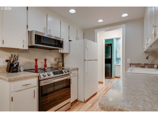 45 EAGLE CREST Dr 311, Lake Oswego, OR 97035