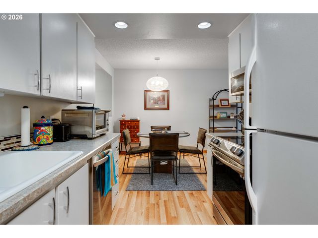 45 EAGLE CREST Dr 311, Lake Oswego, OR 97035