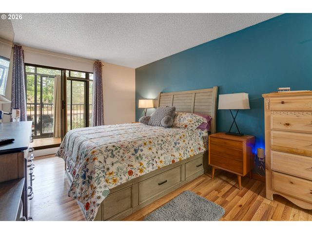 45 EAGLE CREST Dr 311, Lake Oswego, OR 97035