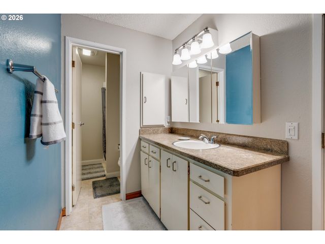 45 EAGLE CREST Dr 311, Lake Oswego, OR 97035