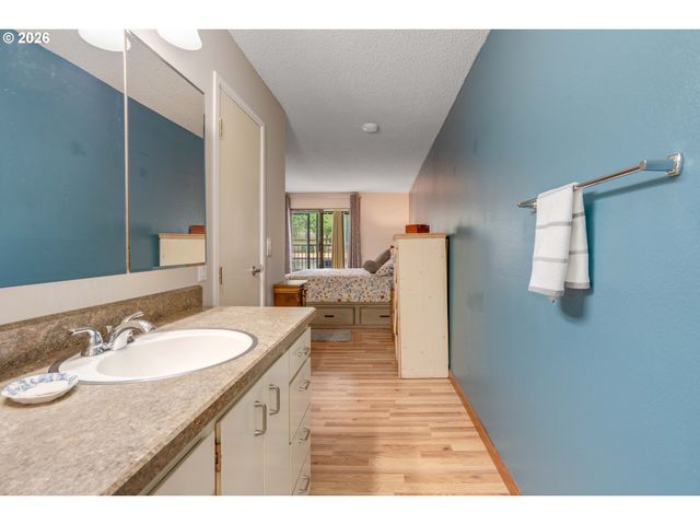 45 EAGLE CREST Dr 311, Lake Oswego, OR 97035