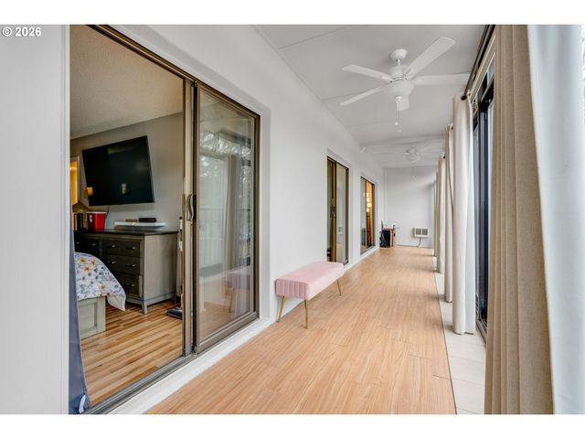 45 EAGLE CREST Dr 311, Lake Oswego, OR 97035