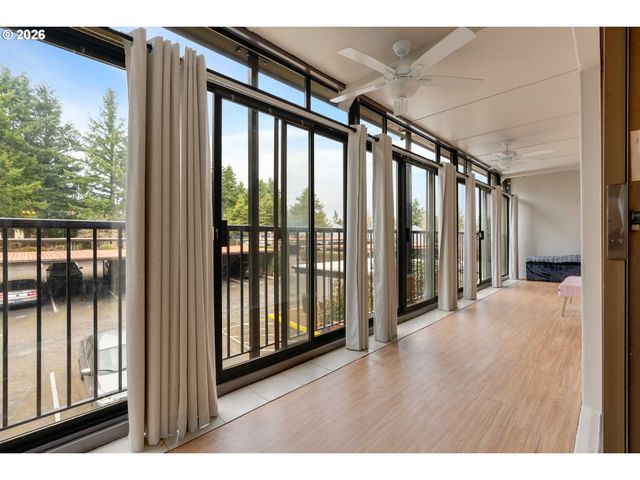 45 EAGLE CREST Dr 311, Lake Oswego, OR 97035