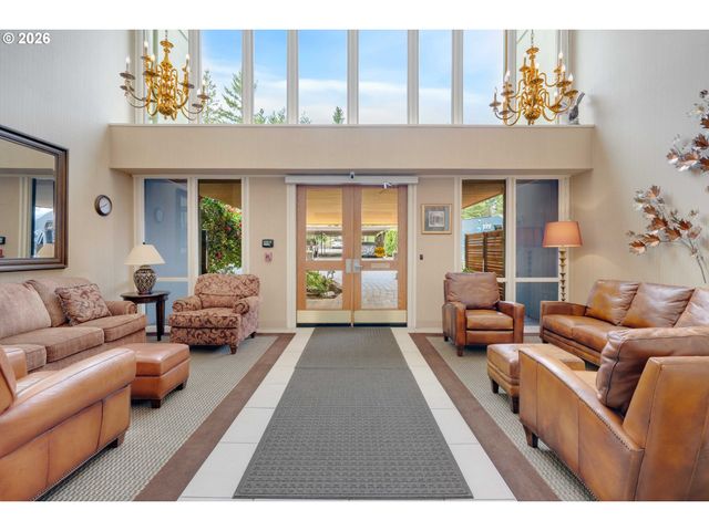 45 EAGLE CREST Dr 311, Lake Oswego, OR 97035