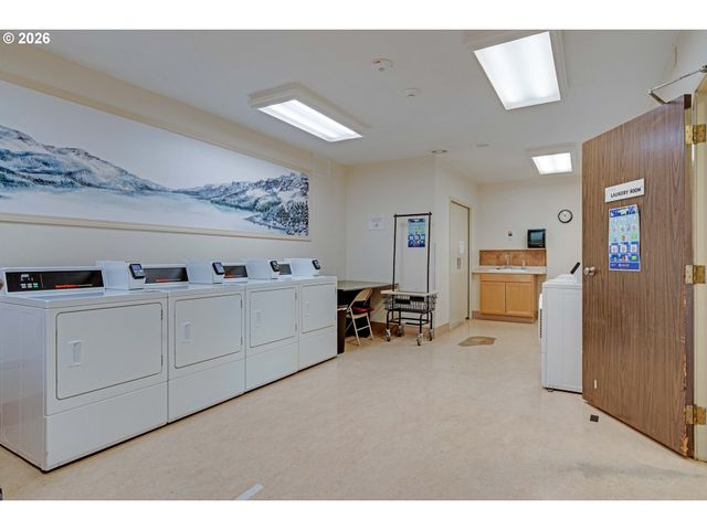 45 EAGLE CREST Dr 311, Lake Oswego, OR 97035